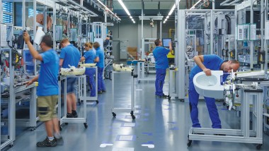 Geberit employees in the production hall